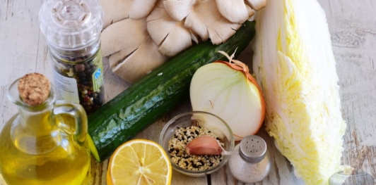 Салат с вешенками, капустой и огурцами