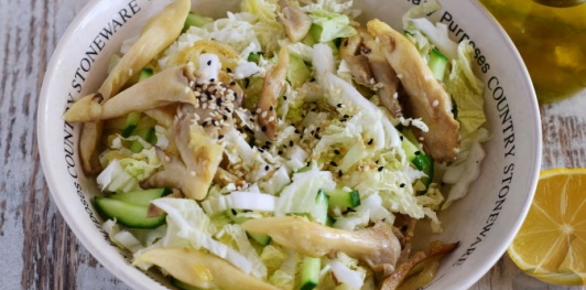 Салат с вешенками, капустой и огурцами