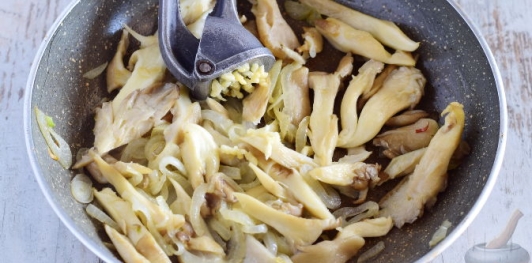 Салат с вешенками, капустой и огурцами