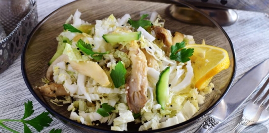Салат с вешенками, капустой и огурцами