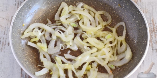 Салат с вешенками, капустой и огурцами