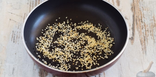 Салат с вешенками, капустой и огурцами