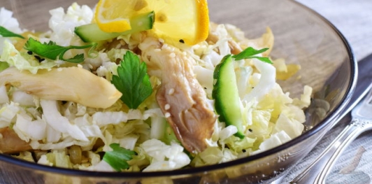 Салат с вешенками, капустой и огурцами