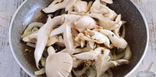 Салат с вешенками, капустой и огурцами