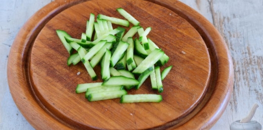 Салат с вешенками, капустой и огурцами