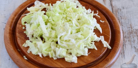 Салат с вешенками, капустой и огурцами