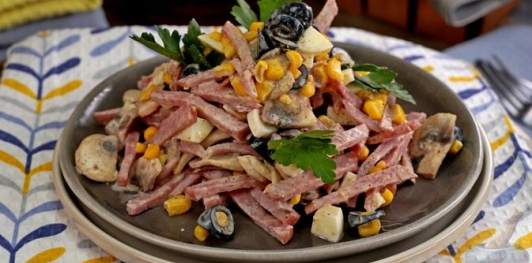 Салат с ветчиной, шампиньонами и кукурузой