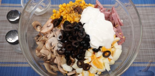 Салат с ветчиной, шампиньонами и кукурузой