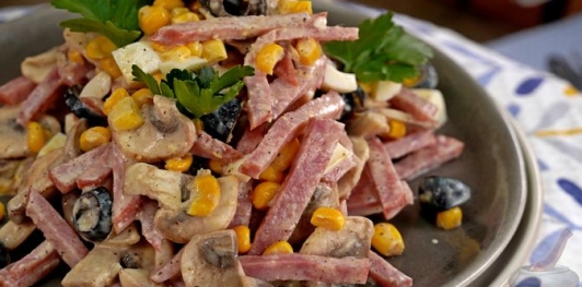 Салат с ветчиной, шампиньонами и кукурузой