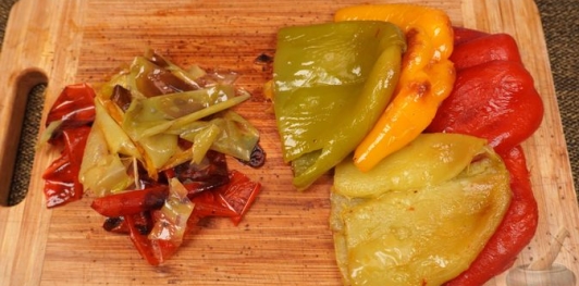 Салат с запечённым перцем, фетой и грецкими орехами
