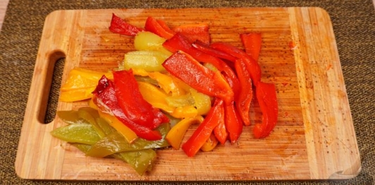 Салат с запечённым перцем, фетой и грецкими орехами