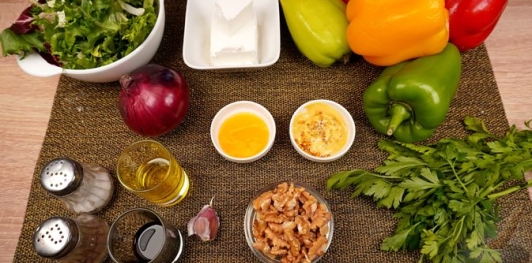 Салат с запечённым перцем, фетой и грецкими орехами
