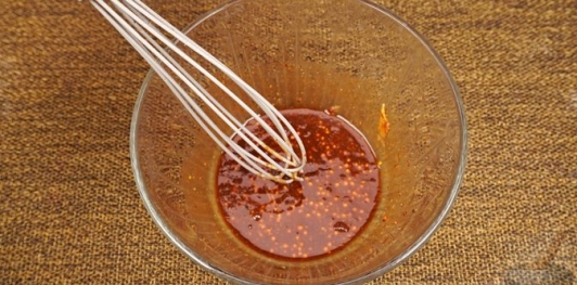 Салат с запечённым перцем, фетой и грецкими орехами