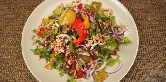 Салат с запечённым перцем, фетой и грецкими орехами