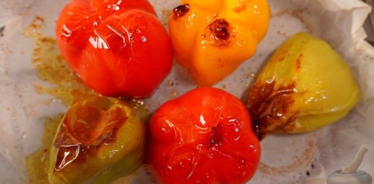 Салат с запечённым перцем, фетой и грецкими орехами