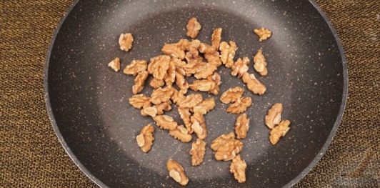 Салат с запечённым перцем, фетой и грецкими орехами