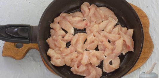 Салат с жареной курицей, изюмом и зеленью
