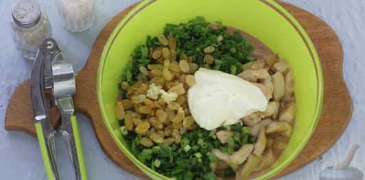 Салат с жареной курицей, изюмом и зеленью