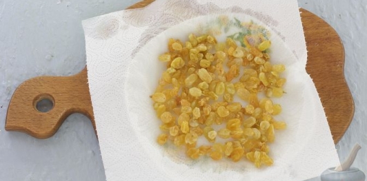 Салат с жареной курицей, изюмом и зеленью