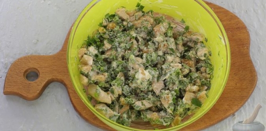 Салат с жареной курицей, изюмом и зеленью