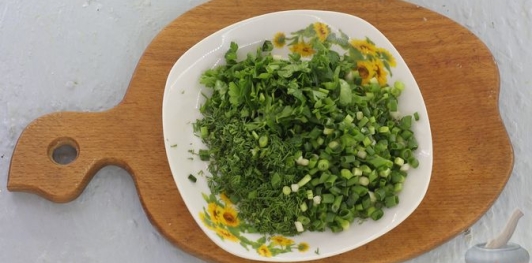 Салат с жареной курицей, изюмом и зеленью
