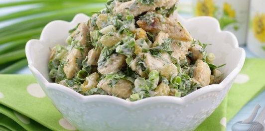 Салат с жареной курицей, изюмом и зеленью