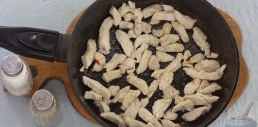 Салат с жареной курицей, изюмом и зеленью