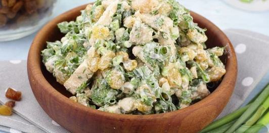 Салат с жареной курицей, изюмом и зеленью