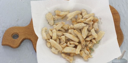 Салат с жареной курицей, изюмом и зеленью
