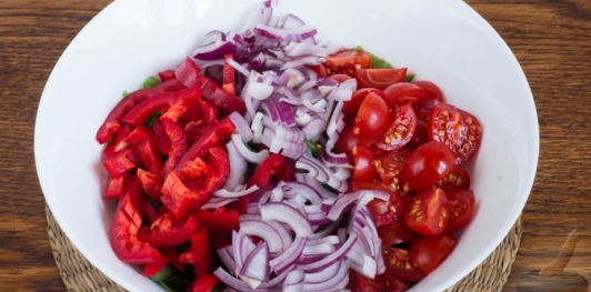 Салат со стручковой фасолью, помидорами и перцем