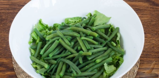 Салат со стручковой фасолью, помидорами и перцем