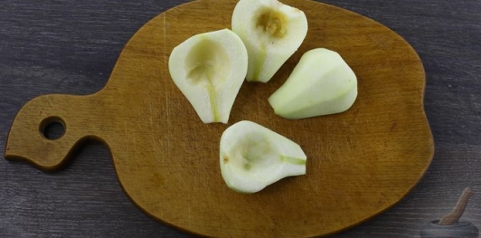Шарлотка с грушами