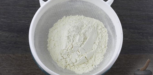 Шарлотка с грушами