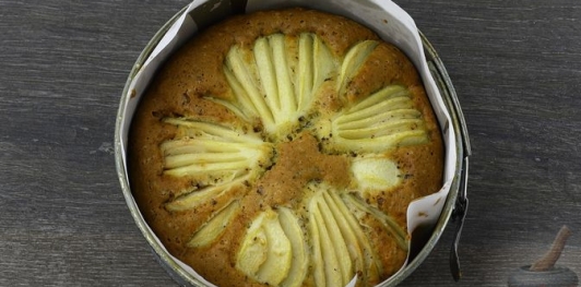Шарлотка с грушами