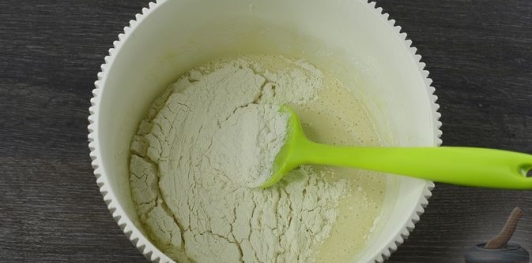 Шарлотка с грушами