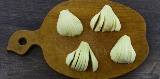 Шарлотка с грушами