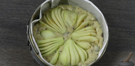 Шарлотка с грушами