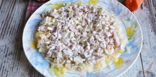 Слоеный салат «Новогодние свечи» с ветчиной