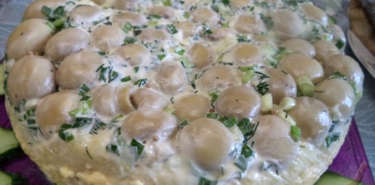Слоеный салат с мясом "Грибная поляна"