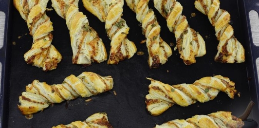 Слоёные палочки с сыром