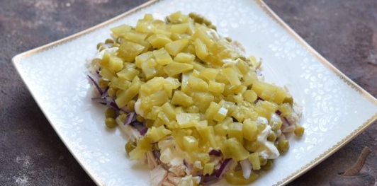 Слоёный салат с курицей, морковью, солёными огурцами и зелёным горошком