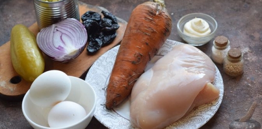 Слоёный салат с курицей, морковью, солёными огурцами и зелёным горошком
