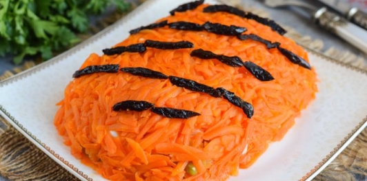 Слоёный салат с курицей, морковью, солёными огурцами и зелёным горошком