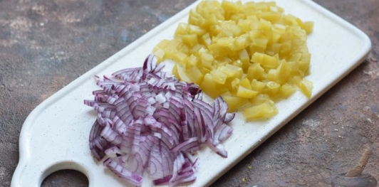 Слоёный салат с курицей, морковью, солёными огурцами и зелёным горошком
