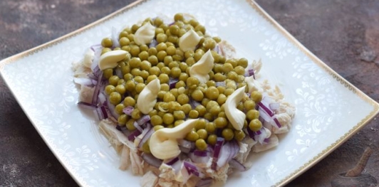Слоёный салат с курицей, морковью, солёными огурцами и зелёным горошком