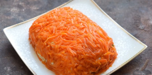Слоёный салат с курицей, морковью, солёными огурцами и зелёным горошком