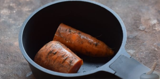 Слоёный салат с курицей, морковью, солёными огурцами и зелёным горошком