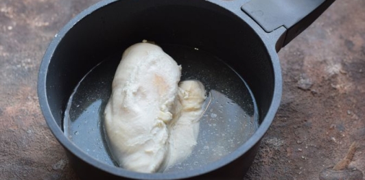 Слоёный салат с курицей, морковью, солёными огурцами и зелёным горошком