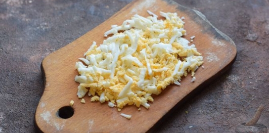 Слоёный салат с курицей, морковью, солёными огурцами и зелёным горошком