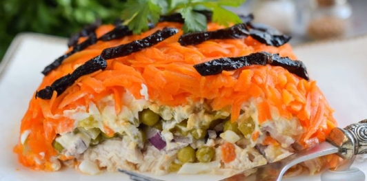 Слоёный салат с курицей, морковью, солёными огурцами и зелёным горошком